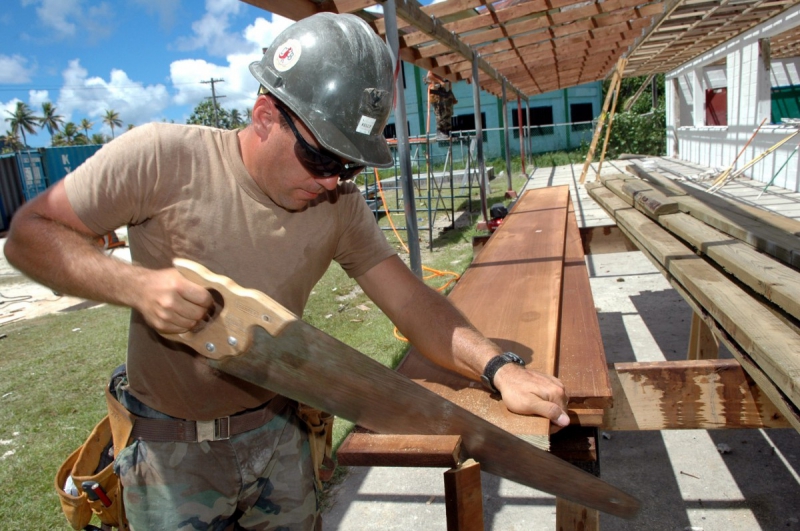 ebeniste-BRAS-min_worker_construction_building_carpenter_male_job_build_helmet-893290